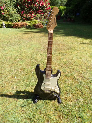 Giant electric guitar - c,
