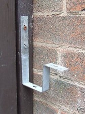 Gate storm brackets, stop wind