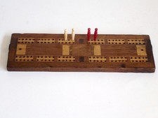 VINTAGE WOODEN PARQUETRY INLAY CRIBBAGE BOARD & 4 PEGS