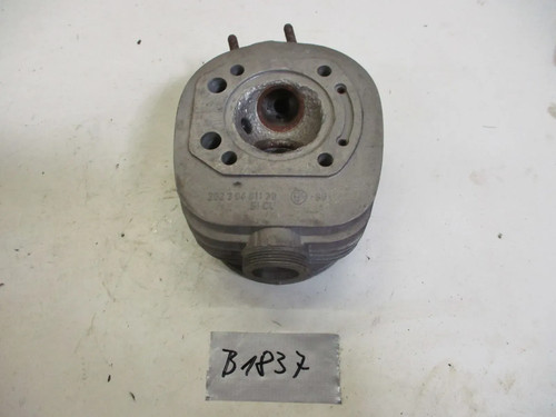 Cylinder head right - cylinder,