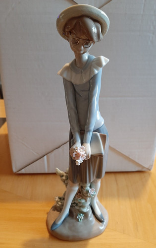 Lladro between classes 5709 - lladro,