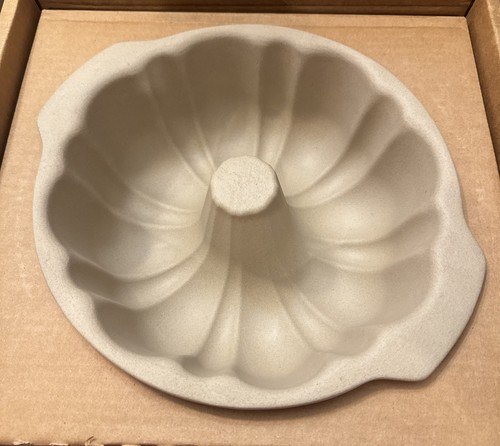 Pampered chef stoneware - chef, fluted