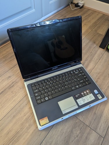Advent 5712 laptop black - black, 15.4"