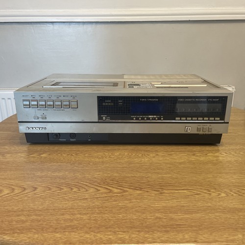Sanyo top loading - top, vcr