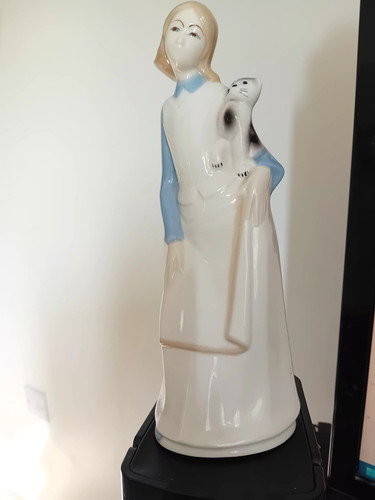 Mirete girl holding - , cat