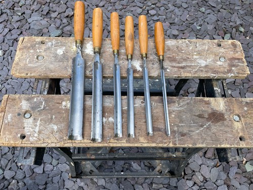 Set carving gouges in - carving,