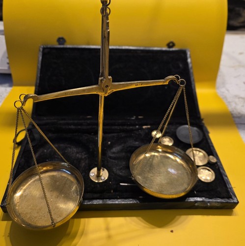 Miniature weighing scales