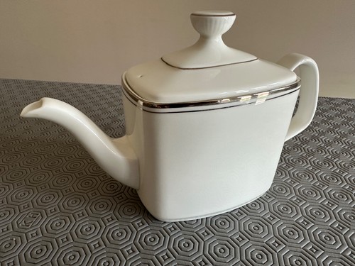 Tea pot with - lid, doulton