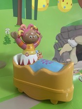 In The Night Garden Upsy Daisy Bed & Figure Roll Along Vehicle Toy *Rare*