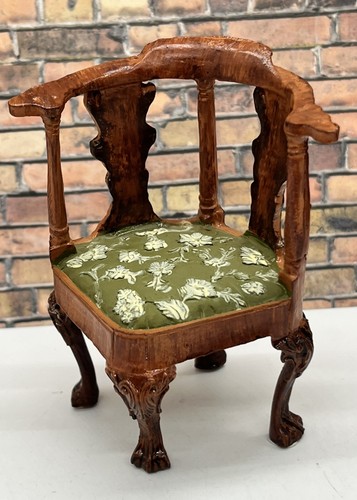 Dolls house furniture - , resin