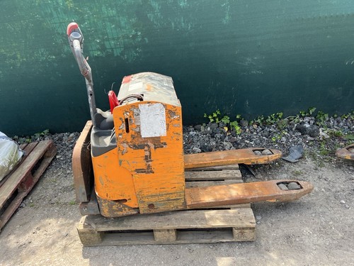 Still pedestrian pallet truck