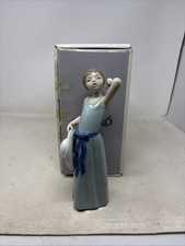LLADRO COIFFURE-GIRL WISTRAW HAT WITH ORIGINAL BOX