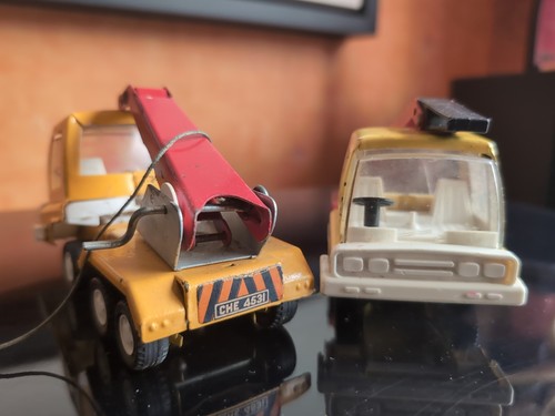 Triang red yellow lorry - &,
