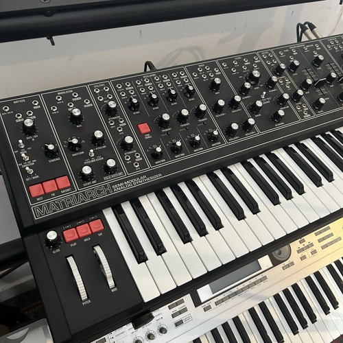 Moog matriarch dark edition - moog,