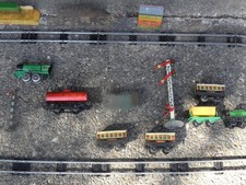 Hornby Series 1930s MO Gauge? Tinplate Train, Carriages, Track & Buildings