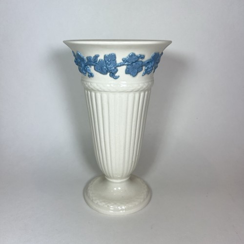 Vase embossed queens - queens, ware