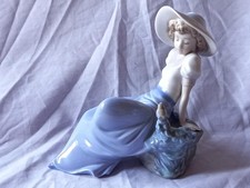 Nao By Lladro 1042 'Listening