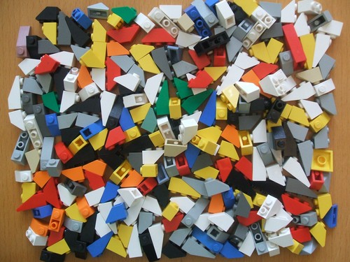 Lego 100 roof tiles - roof, angled