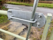 Field gate latch for metal