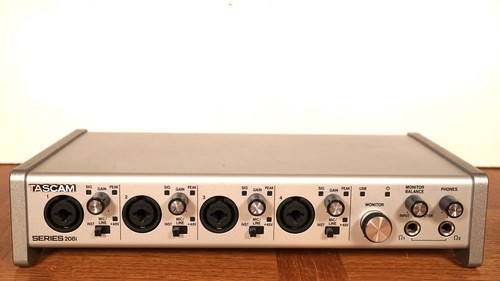 Tascam 208i 8 out - /,