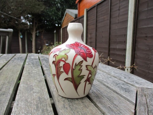 Moorcroft pottery whispered - pottery.,