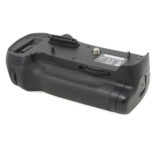 Used nikon battery grip d12 - used,