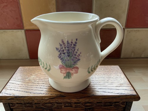 Green pottery cloverleaf - t,