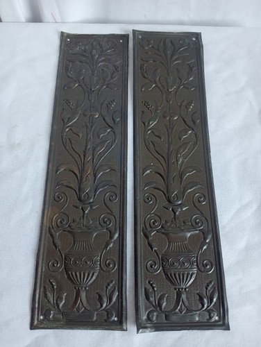 Pair arts and - crafts, door