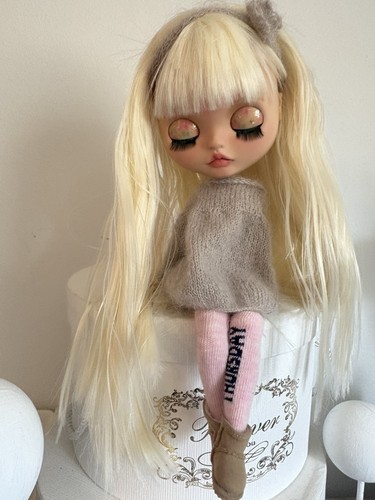 Blythe doll with hands - with,