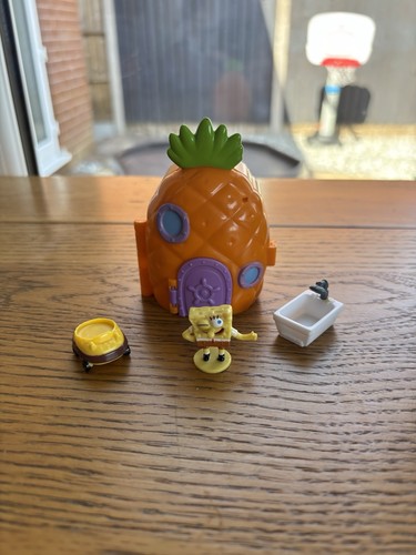 Spongebob pineapple house and - pineapple,