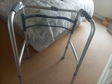 Foldable walking frame