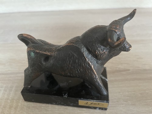 Bronze bull sculpture - sculpture, on