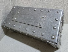 OAKLEY: Metal Riveted