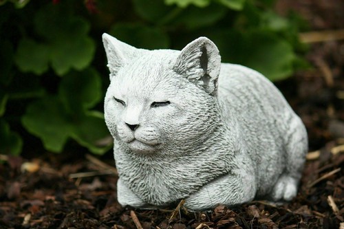 Unique memorial cat statue