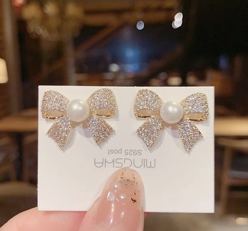 Beautiful white pearl bow - pearl,