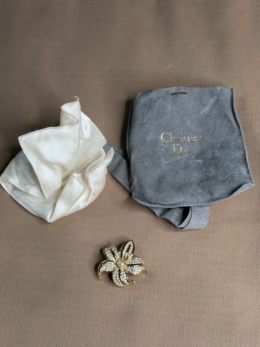 Christian dior flower brooch - dior,