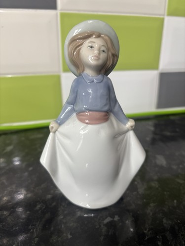 Nao lladrò girl figurine - nao,