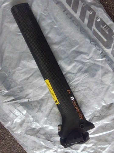 Advanced aero carbon seatpost