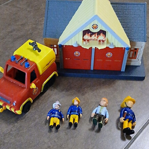 Fireman sam fire station - fireman,