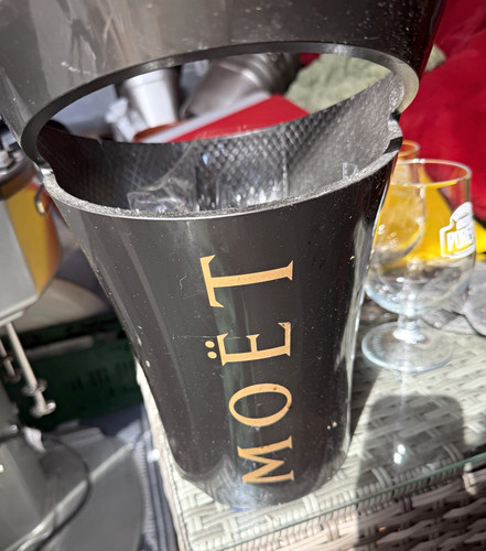 Moët black gold plastic - moët, &