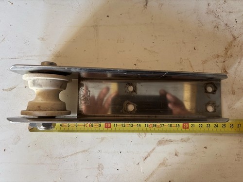 Stainless steel bow roller - stainless,