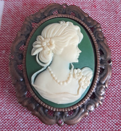 Trio vintage cameo moulded - of,