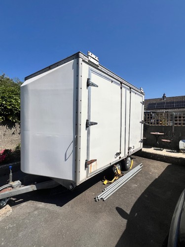 Large twin axle exhibition - large, twin-axle