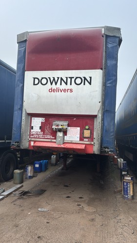 2012 curtainsider tri axle - 2012,
