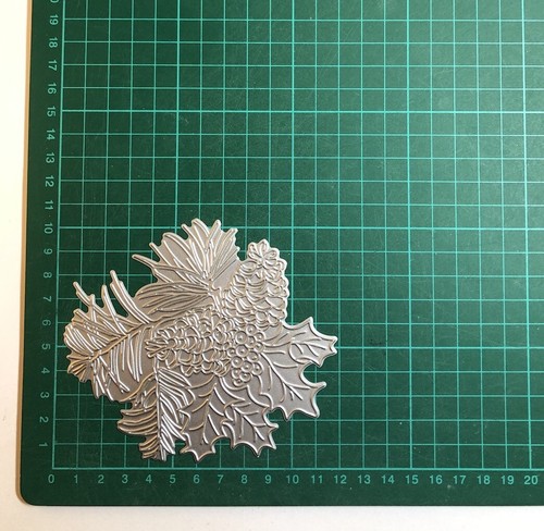 Decorative pinecones holly - &,