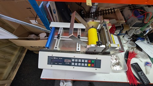 Guillotine cutting machine