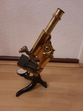 Altes Mikroskop großes E