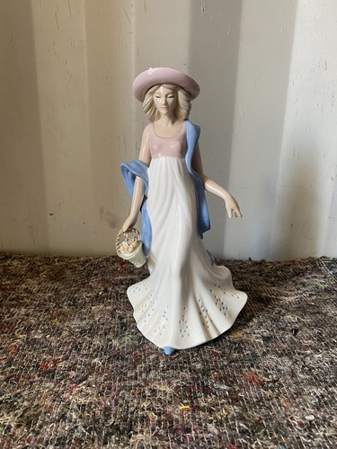 Lladro porcelain lady figurine - lladro,