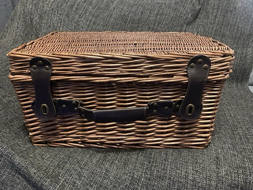 Large vintage wicker hamper - large,