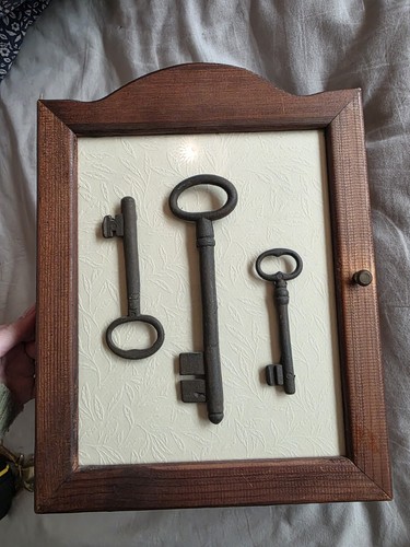 Vtg wooden skeleton key - key, box